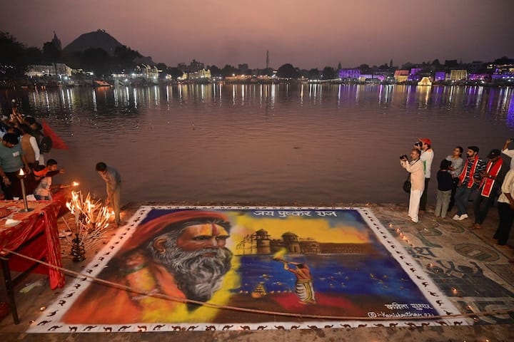 राजस्थान के पुष्कर मेला 2024 में कार्तिक पूर्णिमा के अवसर पर यानी (15 नवंबर) को सरोवर के सभी 52 घाटों पर महाआरती और दीपदान से एक बड़ा रिकॉर्ड बनाया गया.