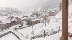 कश्मीर में सीजन की पहली बर्फबारी, बर्फ की चादर से सफेद हुई घाटी, सामने आईं खूबसूरत तस्वीरें