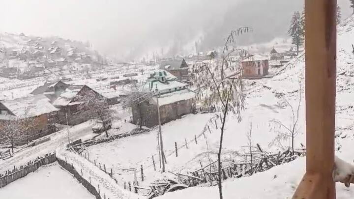 वहीं आज कश्मीर के कुपवाड़ा जिले के उत्तर में स्थित माछिल के पूरे इलाके में ताजा बर्फबारी हुई है. सुबह-सुबह उत्तरी कश्मीर के ऊपरी इलाकों जैसे सांडा से माछिल, वादी बुंगेस में बर्फबारी शुरू हो गई.