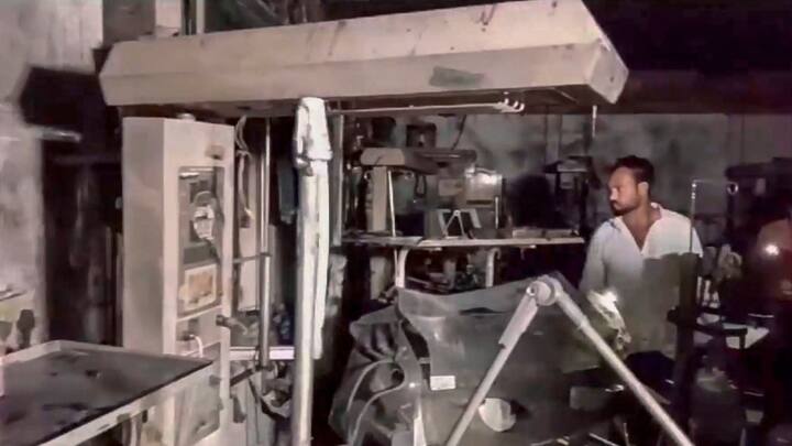 इस घटना को लेकर सपा अध्यक्ष अखिेलेश यादव ने भी सवाल उठाए हैं. उन्होंने कहा कि सीएम योगी को प्रचार और ‘सब ठीक होने के झूठे दावे’ छोड़कर स्वास्थ्य और चिकित्सा की बदहाली पर ध्यान देना चाहिए.