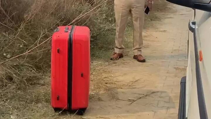Uttar Pradesh Suitcase Stuffed With Woman Body Found On Delhi Lucknow Highway சிவப்பு சூட்கேஸில் கிடந்த இளம்பெண்ணின் உடல்.. பதறிய மக்கள்.. நெடுஞ்சாலையில் பரபரப்பு!