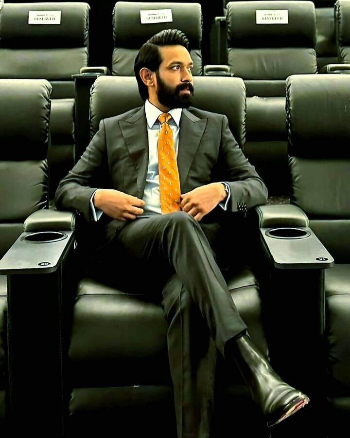 एक्टर ने आगे ये भी कहा कि, “अच्छा लगता है, लेकिन ये सही नहीं है. वो शाहरुख खान हैं. जो 35 सालों से काम कर रहे हैं और मुझे यहां 10-12 साल ही हुए हैं. तो मेरे से तुलना करना उनके लिए ठीक नहीं है.”