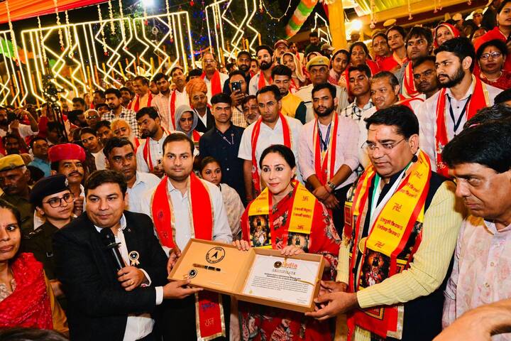 यहां वैदिक मंत्रोच्चारण के साथ पवन कुमार राजऋषि, रविंद्र गौड़, पंडित कैलाश नाथ दाधीच, चंद्रशेखर गौड़, चितरंजन राजोरिया आदि ने पूजा संपन्न करवाई.