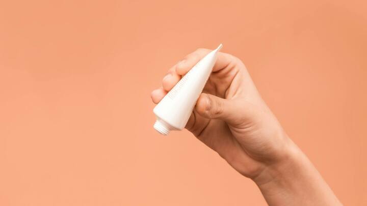 ছবি সূত্র- পিক্সেলস। ত্বকের যত্নে সানস্ক্রিন ব্যবহার করতেই হবে। শুধু বাড়ির বাইরে বেরোলেই নয়, বাড়িতে থাকলেও সানস্ক্রিন ব্যবহার করা জরুরি।