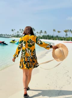 कैंसर से जंग के बीच मालदीव में वेकेशन एंजॉय कर रहीं हिना खान, येलो फ्लावर प्रिंट ड्रेस में बीच पर मस्ती करती दिखीं एक्ट्रेस