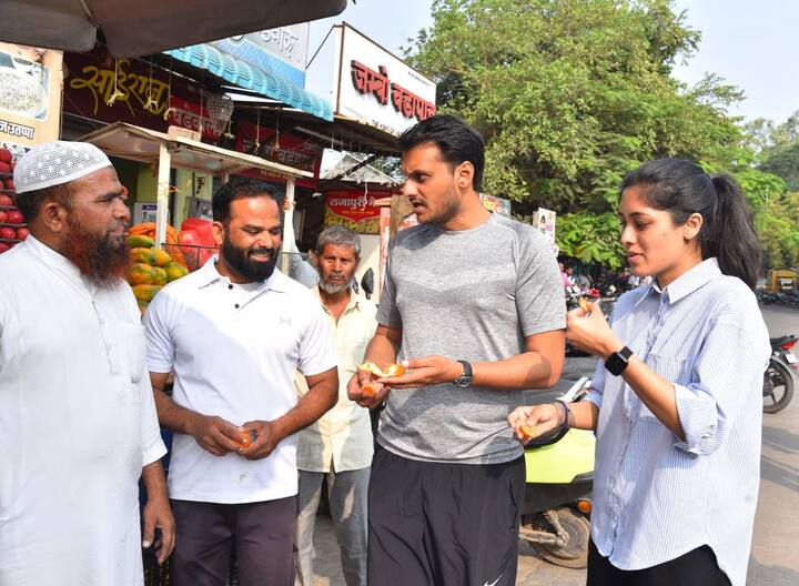 दरम्यान राष्ट्रवादीचे सर्वेसर्वा शरद पवारांनीही यंदाची विधानसभा निवडणूक प्रतिष्ठेची केली असून पुतण्याविरुद्ध वस्ताद मैदानात उतरल्याचं पाहायला मिळत आहे. नातू युगेंद्र यांच्यासाठी शरद पवार बारामतीत भाकरी फिरवत आहेत.