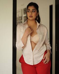 Nikita Sharma: શર્ટના બટન ખુલ્લા રાખી નિકિતા શર્માએ આપ્યા હોટ પોઝ, જુઓ તસવીરો