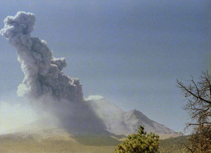 ਹੁਣ ਆਓ ਜਾਣਦੇ ਹਾਂ ਕਿ ਪੀਜ਼ੋਇਲੈਕਟ੍ਰਿਕ ਪ੍ਰਭਾਵ ਕੀ ਹਨ। ਇਹ ਇੱਕ ਅਜਿਹਾ ਵਰਤਾਰਾ ਹੈ ਜਿਸ ਵਿੱਚ ਕੁਝ ਕਿਸਮ ਦੇ ਕ੍ਰਿਸਟਲ ਜਾਂ ਖਣਿਜਾਂ ਉੱਤੇ ਦਬਾਅ ਪਾਉਣ ਨਾਲ ਉਹਨਾਂ ਵਿੱਚ ਬਿਜਲੀ ਦਾ ਚਾਰਜ ਪੈਦਾ ਹੁੰਦਾ ਹੈ। ਜਦੋਂ ਭੂਚਾਲ ਆਉਂਦਾ ਹੈ ਤਾਂ ਧਰਤੀ ਦੇ ਅੰਦਰ ਦੀਆਂ ਚੱਟਾਨਾਂ ਇੱਕ ਦੂਜੇ ਨਾਲ ਟਕਰਾ ਜਾਂਦੀਆਂ ਹਨ ਅਤੇ ਦਬਾਅ ਬਣ ਜਾਂਦਾ ਹੈ। ਇਸ ਦਬਾਅ ਕਾਰਨ ਕੁਝ ਖਣਿਜਾਂ ਵਿੱਚ ਬਿਜਲੀ ਦਾ ਚਾਰਜ ਪੈਦਾ ਹੁੰਦਾ ਹੈ।