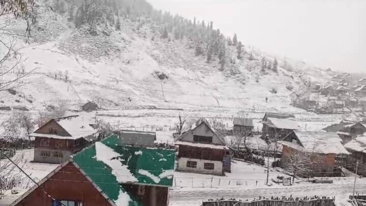 जानकारी के अनुसार, बर्फबारी और बारिश के कारण बांदीपोरा-गुरेज और मुगल रोड पर यातायात बंद कर दिया गया, जबकि तापमान में गिरावट की वजह से ठंड का प्रकोप बढ़ गया है.