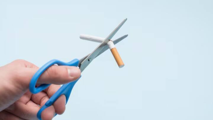 টানা আট ঘণ্টা যদি ধূমপান না করেন, সেক্ষেত্রে আপনার রক্তে মিশে থাকা নিকোটিন এবং কার্বন মনোক্সাইডের মাত্রা অর্ধেকে নেমে আসে। কার্বন মনোক্সাইড সিগারেটে মজুত একটি রাসায়নিক, যার প্রভাবে রক্তে অক্সিজেনের মাত্রা কমে। সরাসরি মস্তিষ্কে প্রভাব পড়ে। পর্যাপ্ত অক্সিজেন পৌঁছয় না। তাই ওই রাসায়নিকের মাত্রা যত কমে, অক্সিজেনের মাত্রা স্বাভাবিক হতে থাকে।