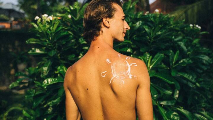 ছবি সূত্র- পিক্সেলস। সান-ট্যান থেকে রক্ষা পেতে ৫০, ৬০ কিংবা ৬৫ এসপিএফ যুক্ত সানস্ক্রিনও ব্যবহার করতে পারবেন। এসপিএফ যত বেশি সেই সানস্ক্রিন আপনার ত্বকে সান-ড্যামেজ তত কম হতে দেবে।