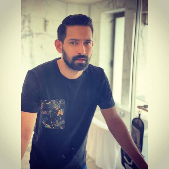 इसी बीच बॉलीवुड बबल को दिए एक इंटरव्यू में विक्रांत से पूछा गया कि अगला शाहरुख खान कौन होगा. तो उनके साथ मौजूद रिद्धि डोगरा ने एक्टर का ही नाम लिया. जिसपर विक्रांत ने कहा कि नहीं नहीं, शाहरुख से मेरी तुलना मत कीजिए.