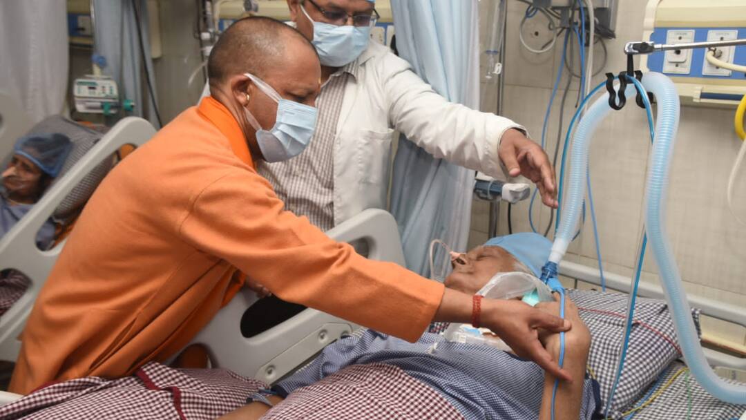 UP CM Yogi Adityanath Know Health Condition Ex BJP MLA Shyamdev Roy Chaudhari Varanasi hospital ANN UP Politics: वरिष्ठ BJP नेता से मिलने वाराणसी के अस्पताल में पहुंचे सीएम योगी, सामने आई तस्वीर