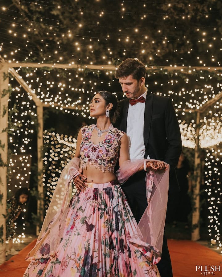 इन तस्वीरों में श्रीजिता डे अपन पति माइकल ब्लोहम के साथ रोमांटिक होती हुई नजर आई हैं. दोनों की ये तस्वीरें अब तेजी से वायरल भी हो रही हैं.