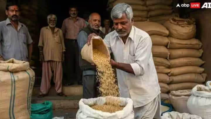 Ration Card Rules: রেশন কার্ড পাওয়ার জন্য কিছু বিশেষ নির্ণায়ক যোগ্যতা থাকতে হবে ব্যক্তির। যে সমস্ত ব্যক্তির রেশন কার্ড আছে তাদের ই-কেওয়াইসি করাতে হবে। এর আগেও দু'বার এই ডেডলাইন বাড়িয়েছে কেন্দ্র সরকার।