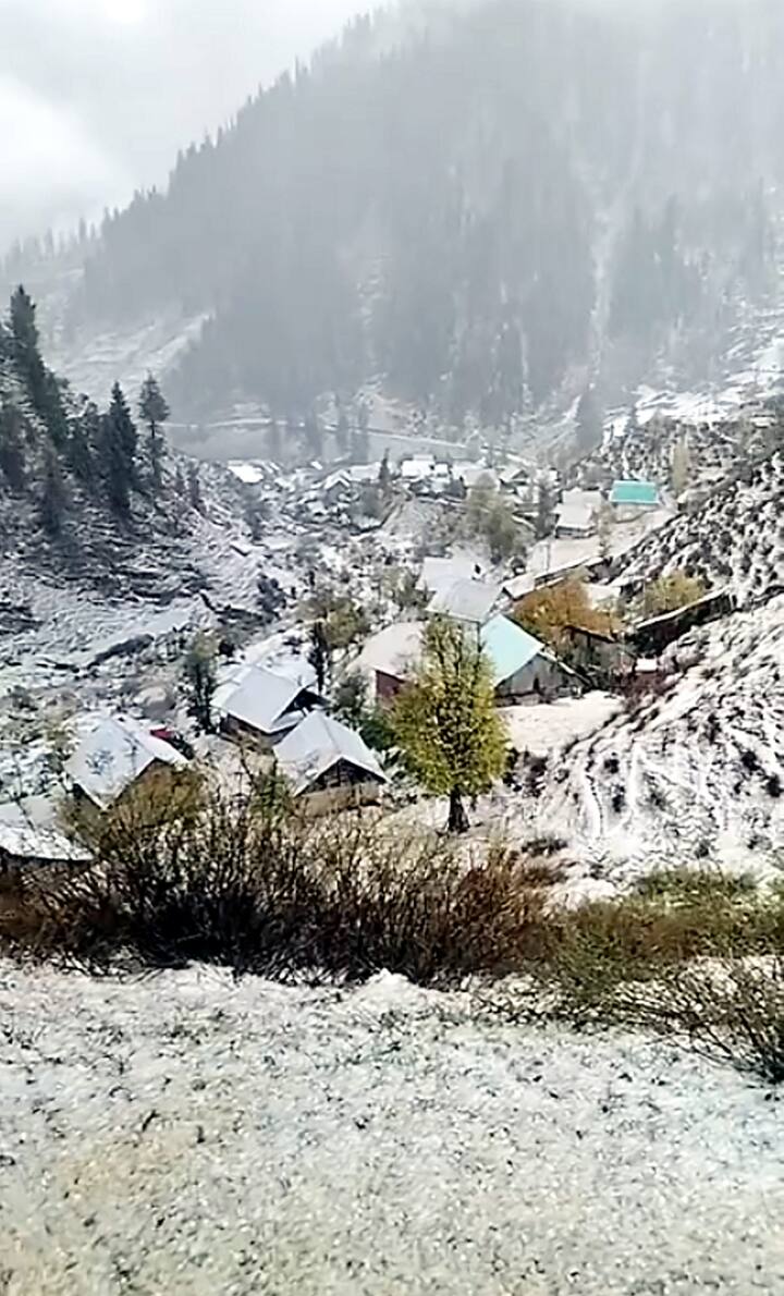 जम्मू कश्मीर में मौसम का मिजाज बिगड़ गया है. शुक्रवार को घाटी के ऊपरी इलाकों में एक बार फिर बर्फबारी और बारिश का दौर शुरू हो गया है. जबकि श्रीनगर समेत निचले इलाकों में बारिश के साथ दिनभर आसमान में घने बादल छाए रहे.