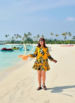 कैंसर से जंग के बीच मालदीव में वेकेशन एंजॉय कर रहीं हिना खान, येलो फ्लावर प्रिंट ड्रेस में बीच पर मस्ती करती दिखीं एक्ट्रेस