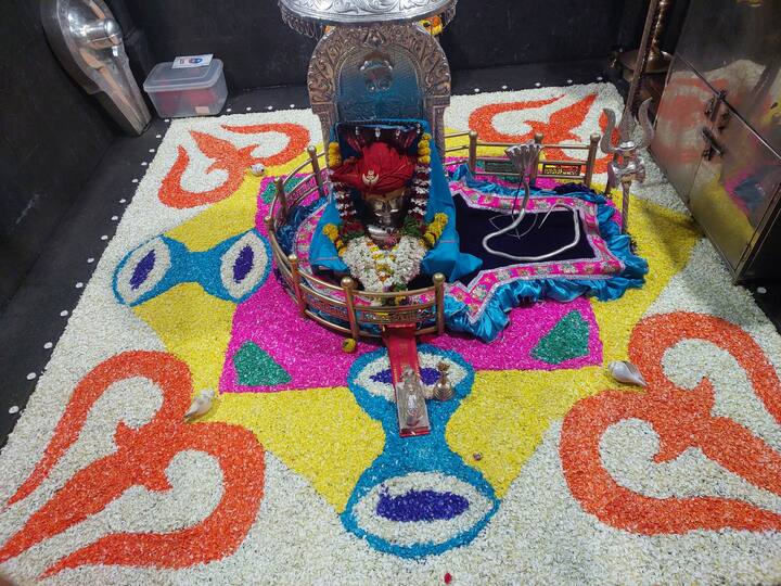 त्रिरकासुराच्या वधाला कमलजादेवीची मदत झाली म्हणून भीमाशंकरचे शिवलींग दोन भागात विभागलेले आहे. भीमाशंकरला दर्शनासाठी येणारे शिवभक्त उजव्या बाजूला भस्म लावतात तर डाव्या बाजूला हळदकुंकू लावतात.