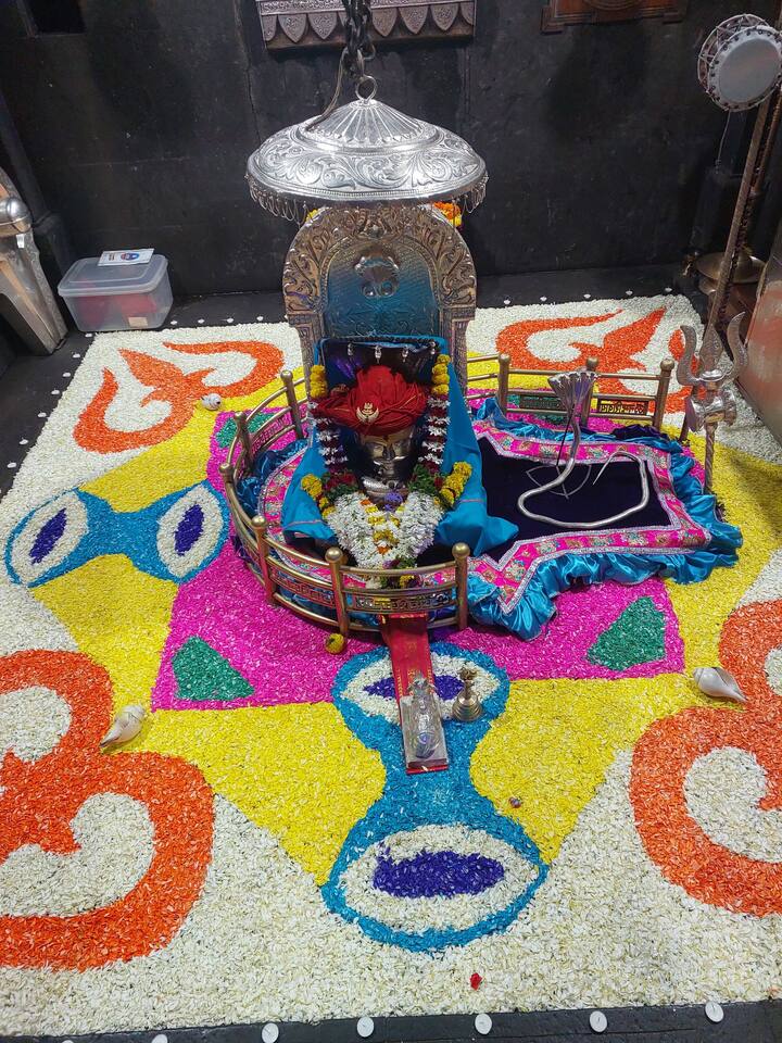 काल त्रिपुरी पोर्णिमेनिमित्ताने भीमाशंकर येथील शिवलिंगाला श्रृंगार करत रांगोळीने सजवण्यात आलं, यावेळी मंदिराला विद्युत रोषणाई देखील करण्यात आली.