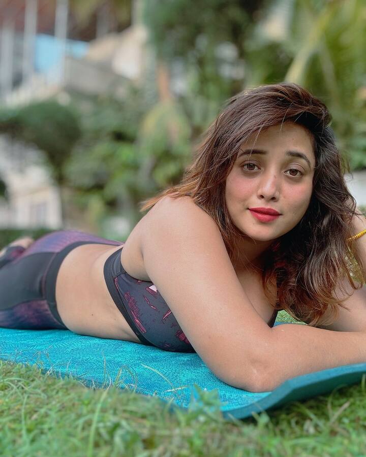 ભોજપૂરી એક્ટ્રેસ રાની ચેટર્જી તેના ગ્લેમરસ અંદાજથી ચાહકોને દિવાના બનાવે છે. રાની ચેટર્જી દરેક લૂકમાં ખૂબ જ સુંદર લાગે છે. ફેન્સ પણ તેની તસવીરો પર ઘણો પ્રેમ વરસાવે છે.