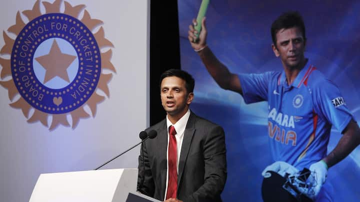 তবে দ্রাবিড়ের এমন সোনায় মোড়া কেরিয়ারেও এসেছিল এমন এক সময়, যখন ফর্ম হাতড়ে বেড়াচ্ছিলেন। প্রশ্ন উঠছিল দলে তাঁর জায়গা নিয়েও।