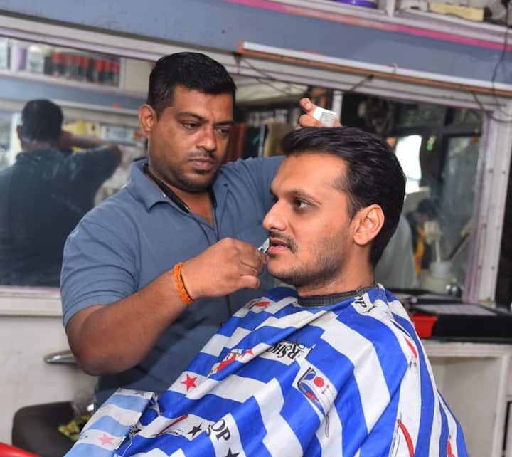 युगेंद्र यांनी बारामती शहरातील पुनावाला गार्डन समोरील शिंदे बंधुंचे चंद्रकांत हेअर सलूनला भेट देऊन त्यांच्याशी गप्पा मारल्या. तसेच त्यांच्या व्यावसायिक वाटचालीसाठी शुभेच्छा दिल्या.