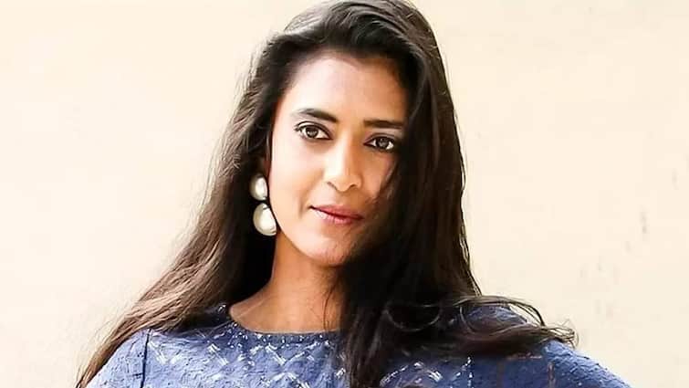actress Kasthuri, who is wanted by the police, is hiding in Andhra Pradesh. ஆந்திராவில் முகாமிட்ட தமிழக போலீஸ்: ஐதராபாத்தில் பதுங்கி இருக்கும் நடிகை கஸ்தூரி! பின்னணியில் தயாரிப்பாளர்! 