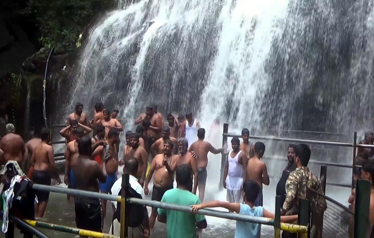 Sabarimala Temple: தொடங்கியது சபரிமலை சீசன்... சுருளி அருவியில் புனித நீராடி விரதத்தை தொடங்கிய ஐயப்ப பக்தர்கள்