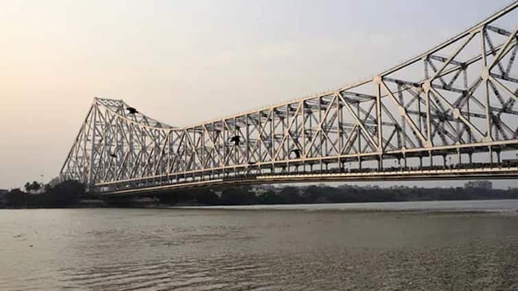 howrah bridge history which situated on hugli river ravindra setu अंग्रेजों ने बनाया फिर भारत सरकार ने बदला नाम, जानिए हावड़ा ब्रिज का पूरा इतिहास