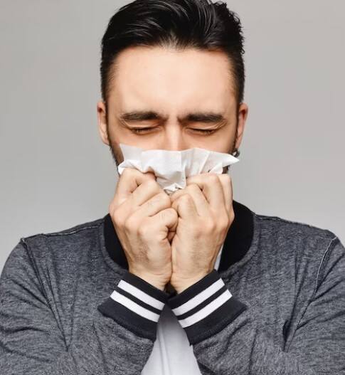 ਮਾਹਿਰਾਂ ਅਨੁਸਾਰ ਇਸ ਦੇ ਲੱਛਣ ਨੱਕ ’ਚ ਖੁਜਲੀ, ਵਾਰ-ਵਾਰ ਛਿੱਕਾਂ ਆਉਣਾ, ਜਲਨ ਅਤੇ ਅੱਖਾਂ ’ਚ ਪਾਣੀ ਆਉਣਾ ਹਨ। ਇਸ ਸਮੱਸਿਆ ਦਾ ਮੁੱਖ ਕਾਰਨ ਕਿਸੇ ਕਿਸਮ ਦੀ ਐਲਰਜੀ ਹੈ, ਜਿਵੇਂ ਕਿ ਧੂੜ, ਧੂੰਆਂ, ਪਰਾਗ, ਪਾਲਤੂ ਜਾਨਵਰਾਂ ਦੇ ਵਾਲ ਆਦਿ।