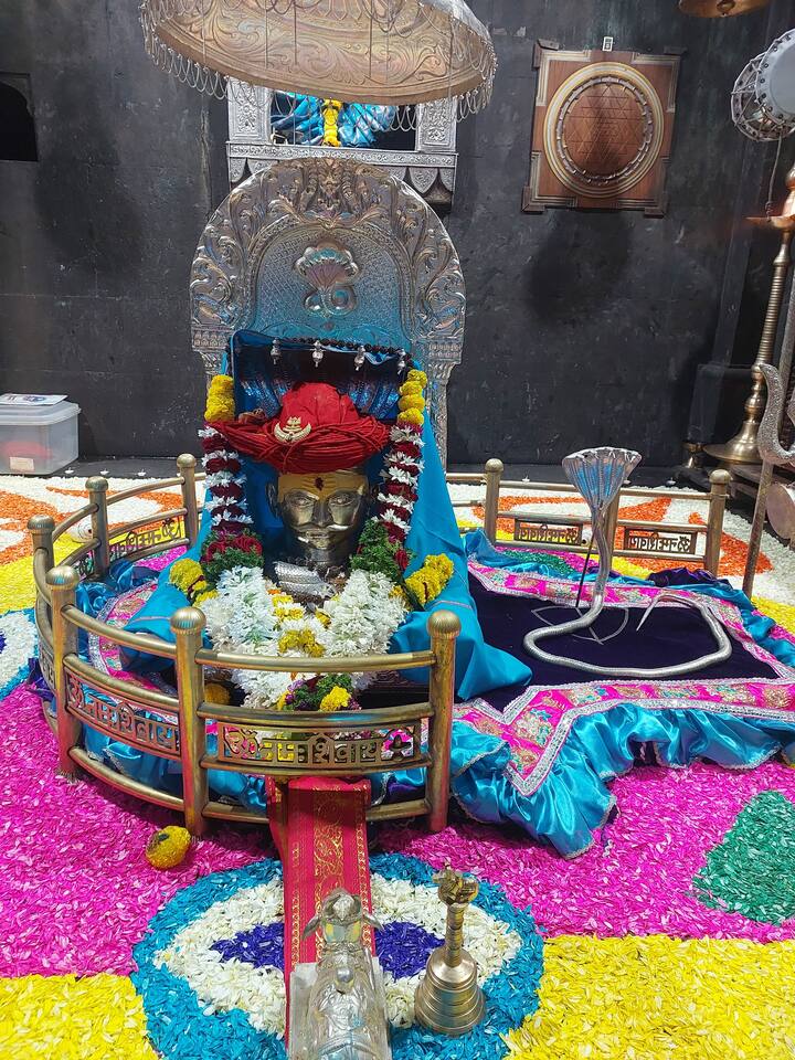 यंदा त्रिपुरी पोर्णिमा 15 नोव्हेंबरला होती, या दिवशी हजारो भाविकांनी एकत्र येत दिवे पेटवून ही पौर्णिमा साजरी केली. त्रिपुरी पोर्णिमेच्या आदल्या दिवशी वैकुंठ चर्तुदशीला रात्री बारा वाजता शिवलिंगावर तुळशीची पानं वाहिली जातात. बाकी वर्षभर शिवलिंगावर तुळशीची पानं वाहिली जात नाहीत.