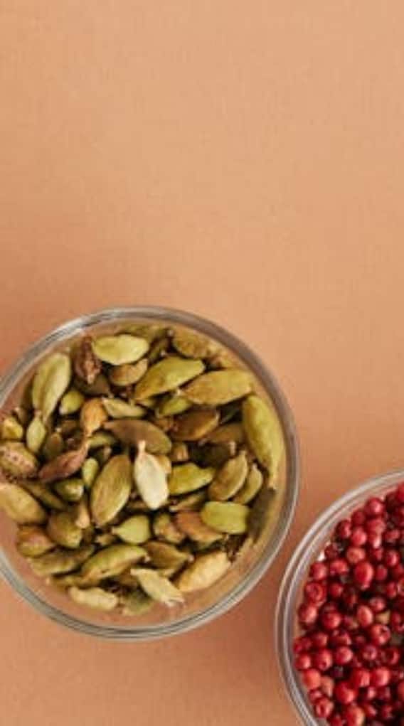 इलायची के सिर्फ दाने खाने चाहिए या उसका छिलका भी?