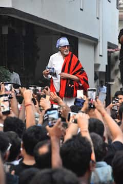 अमिताभ बच्चन ने संडे दर्शन में फैंस को बांटे गिफ्ट्स, गर्म टोपी और शॉल ओढ़े नजर आए बिग बी, देखें तस्वीरें