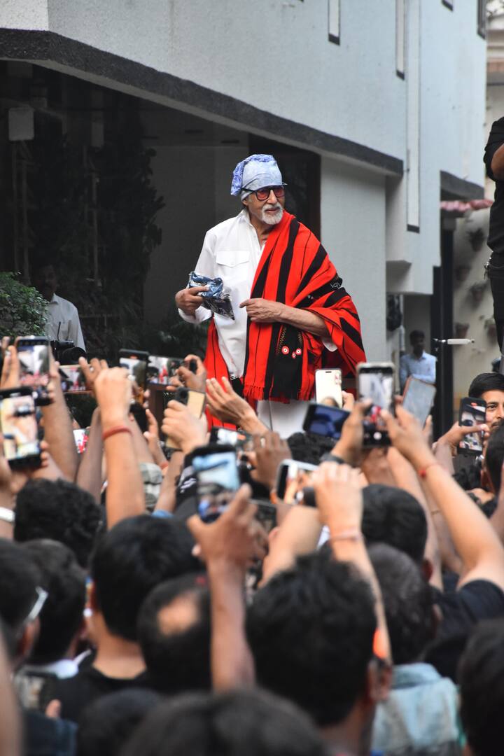 इस बार भी हर हफ्ते की तरह हजारों की भीड़ अपने फेवरेट सुपरस्टार से मिलने के लिए पहुंची थी.