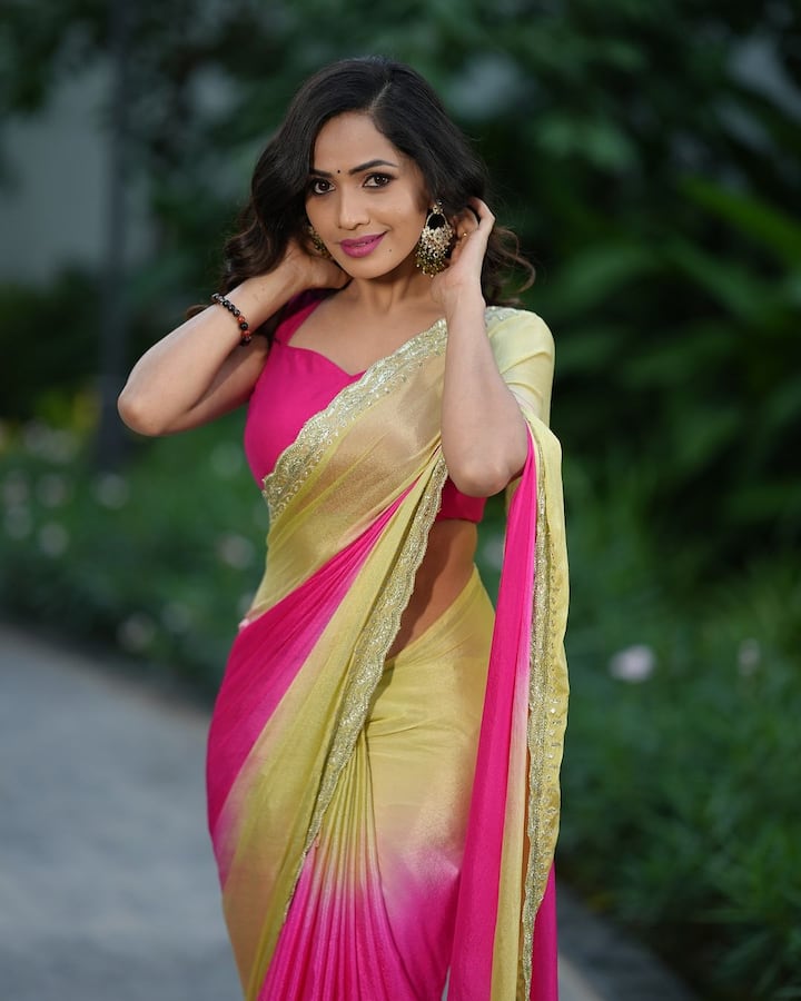 అయితే ఇప్పుడు కన్నడ బిగ్​బాస్​ హోజ్​లో ఈమె రచ్చ మామూలుగా ఉండదంటూ.. ఆమె ఫ్యాన్స్ కామెంట్లు చేస్తున్నారు. బిగ్​బాస్​ కన్నడలో తన మార్క్ వేస్తుందని అంటున్నారు. (Image Source : Instagram/Shobha Shetty)