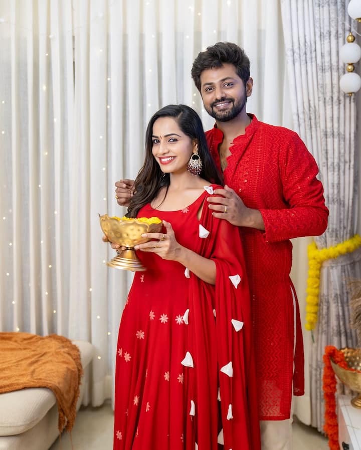 బిగ్​బాస్​ తెలుగు సీజన్​ 7 నుంచి బయటకు వచ్చిన తర్వాత.. తన సహనటుడు యశ్​ని ఎంగేజ్​మెంట్ చేసుకుంది శోభా. కొత్త ఇంటిని కొని గృహప్రవేశం కూడా చేసింది ఈ భామ. (Image Source : Instagram/Shobha Shetty)