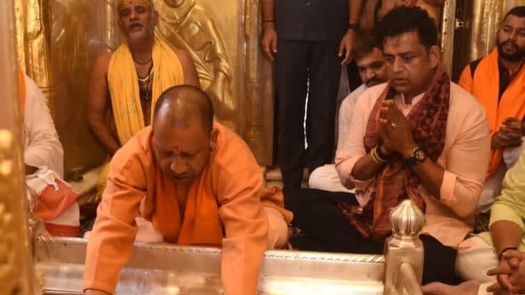 Dev Diwali 2024 Cm yogi Adityanath and deputy cm keshav Prasad Maurya Varanasi Visit ann CM योगी के बाद डिप्टी सीएम केशव प्रसाद मौर्य भी पहुंचे काशी विश्वनाथ, मांगा यह आशीर्वाद