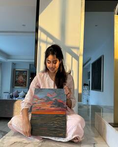 Janhvi Kapoor Poses 'Like A Student' With Her Paintings; SEE PICS