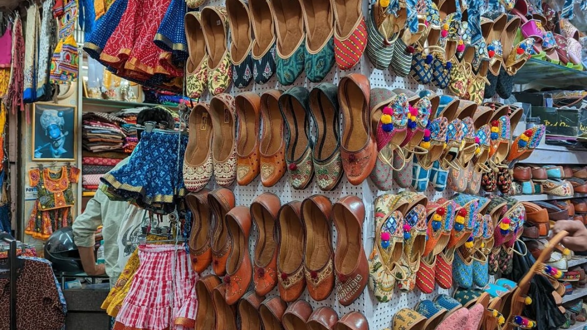 Explore India’s Vibrant Markets: From Dilli Haat To Chor Bazaar