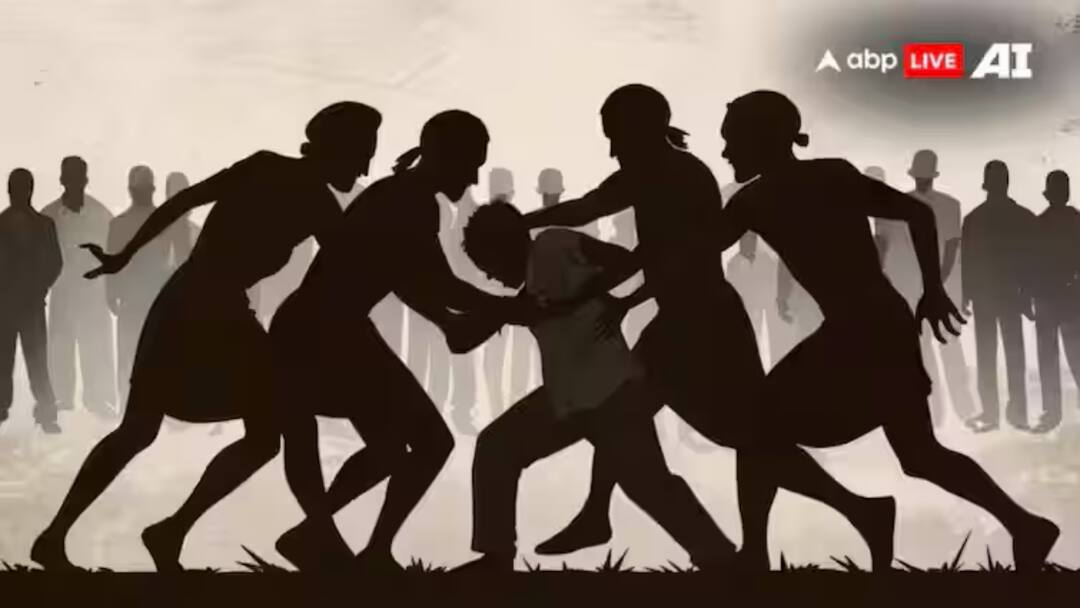 Sonbhadra former student Inter College near bathroom installed camera got information girl students beat him up ann Sonbhadra News: इंटर कॉलेज के पूर्व छात्र ने बाथरूम पास लगाया था कैमरा, जानकारी होते ही छात्राओं ने कर दी युवक की धुनाई