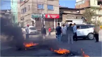 Manipur Violence: મણિપુરમાં વિરોધ બન્યો ઉગ્ર,CM વિરેન સિંહના ઘર પર હુમલાનો પ્રયાસ, ઇન્ટરનેટ ઠપ્પ Protest becomes fierce in Manipur, attempt to attack CM Viren Singh house, internet disrupted Manipur Violence: મણિપુરમાં વિરોધ બન્યો ઉગ્ર,CM વિરેન સિંહના ઘર પર હુમલાનો પ્રયાસ, ઇન્ટરનેટ ઠપ્પ
