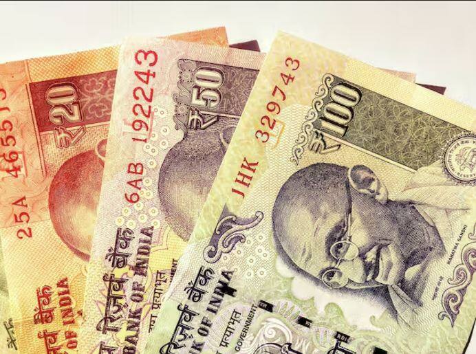 ਸ਼੍ਰੀਲੰਕਾ: ਸ਼੍ਰੀਲੰਕਾ ਦੀ ਮੁਦਰਾ ਦਾ ਨਾਮ ਸ਼੍ਰੀਲੰਕਾਈ ਰੁਪੀਆ ਹੈ। ਸ੍ਰੀਲੰਕਾ ਅਤੇ ਭਾਰਤ ਦਰਮਿਆਨ ਸੱਭਿਆਚਾਰਕ ਅਤੇ ਆਰਥਿਕ ਸਬੰਧਾਂ ਕਾਰਨ ਦੋਵਾਂ ਦੇਸ਼ਾਂ ਦੀਆਂ ਮੁਦਰਾਵਾਂ ਵਿੱਚ ਸਮਾਨਤਾ ਹੈ।