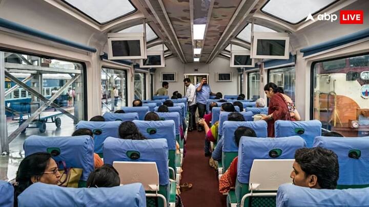 Indian Railway Rules For Travelling: अगर किसी ने 6 लोगों के लिए एक टिकट बुक करवाई है. और उसमें सिर्फ एक की सीट कंफर्म हो बाकी के लोगों की सीट कंफर्म नहीं होती. तो फिर बाकी के 5 लोग सफर कैसे करेंगे.