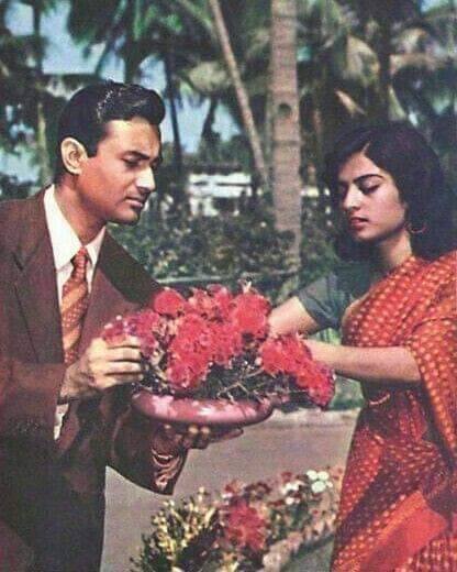 एक दिवस लंच ब्रेकमध्ये दोघांनी गुपचूप लग्न केलं.