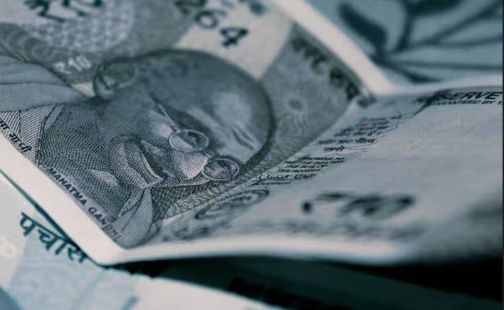 ਨੇਪਾਲ: ਨੇਪਾਲ ਦੀ ਮੁਦਰਾ ਵੀ ਰੁਪੀਆ ਹੈ। ਨੇਪਾਲ ਅਤੇ ਭਾਰਤ ਦਰਮਿਆਨ ਸੱਭਿਆਚਾਰਕ ਅਤੇ ਆਰਥਿਕ ਸਬੰਧਾਂ ਕਾਰਨ ਦੋਵਾਂ ਦੇਸ਼ਾਂ ਦੀਆਂ ਮੁਦਰਾਵਾਂ ਵਿੱਚ ਸਮਾਨਤਾ ਹੈ।