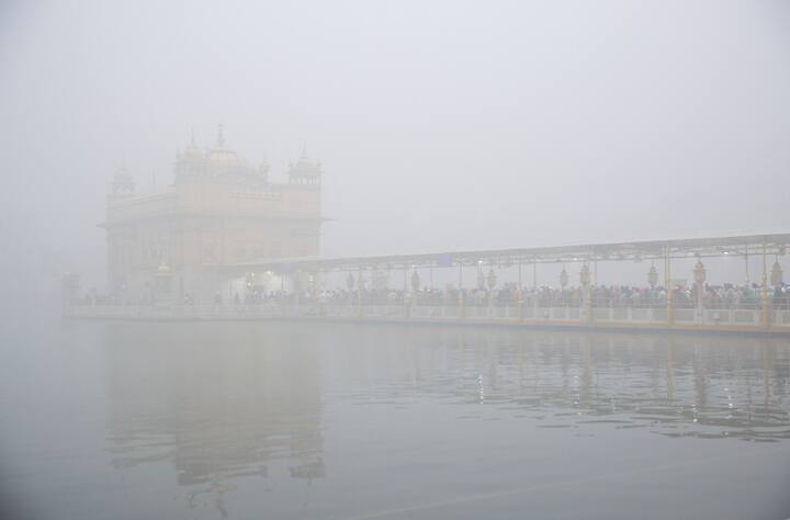 Devotees visit the Golden Temple amid a thick layer of smog as the air quality in the region continues to deteriorate, in Amritsar, Thursday, Nov. 14, 2024. (Source: PTI)