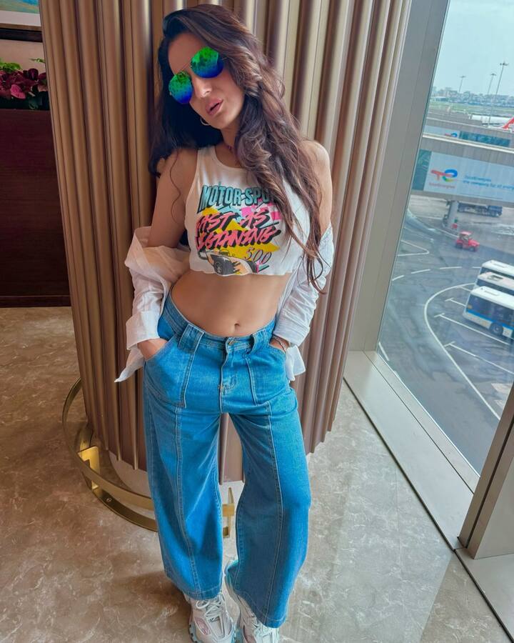 अगर आप नहीं पहचान पाए, तो बता दें कि ये खूबसूरत हसीना अमीष पटेल हैं. जो 49 साल की उम्र में भी अपनी फिटनेस से लोगों को दीवाना बनाए रखती हैं.