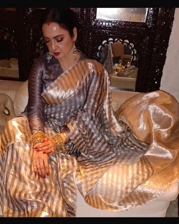 Some time ago too, Manish Malhotra had shared many beautiful pictures of Rekha with fans. Her glamorous look was seen in these also.