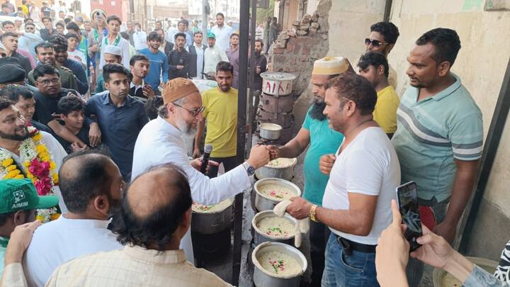 उन्हने कहा कि मैं ईस्ट औरंगाबाद में एक अस्पताल बनाना चाहता हूं. ये मेरी नियत भी है और मेरा ख्वाब भी है. मैं आपसे वादा करता हूं कि मैं ये करके दिखाऊंगा. यहां पर हिंदू मुसलमान और दलित को नहीं देखा जाएगा, सबका इलाज किया जाएगा.
