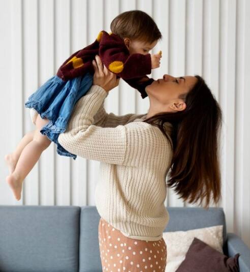 ਪਲਾਸਟਿਕ ਰੈਪ ਪੇਰੈਂਟਿੰਗ ਹਿੰਟ- ਬੱਚੇ ਨੂੰ ਹਰ ਸੰਭਵ ਖਤਰੇ ਤੋਂ ਬਚਾਉਣ ਦੀ ਕੋਸ਼ਿਸ਼ ਕਰ ਰਹੇ ਹੋ। ਬੱਚਿਆਂ ਨੂੰ ਆਪਣੇ ਤੌਰ 'ਤੇ ਫੈਸਲੇ ਨਹੀਂ ਲੈਣ ਦੇਣਾ। ਬੱਚਿਆਂ ਨੂੰ ਗਲਤੀਆਂ ਕਰਨ ਤੋਂ ਰੋਕਣ ਦੀ ਕੋਸ਼ਿਸ਼ ਕਰੋ।